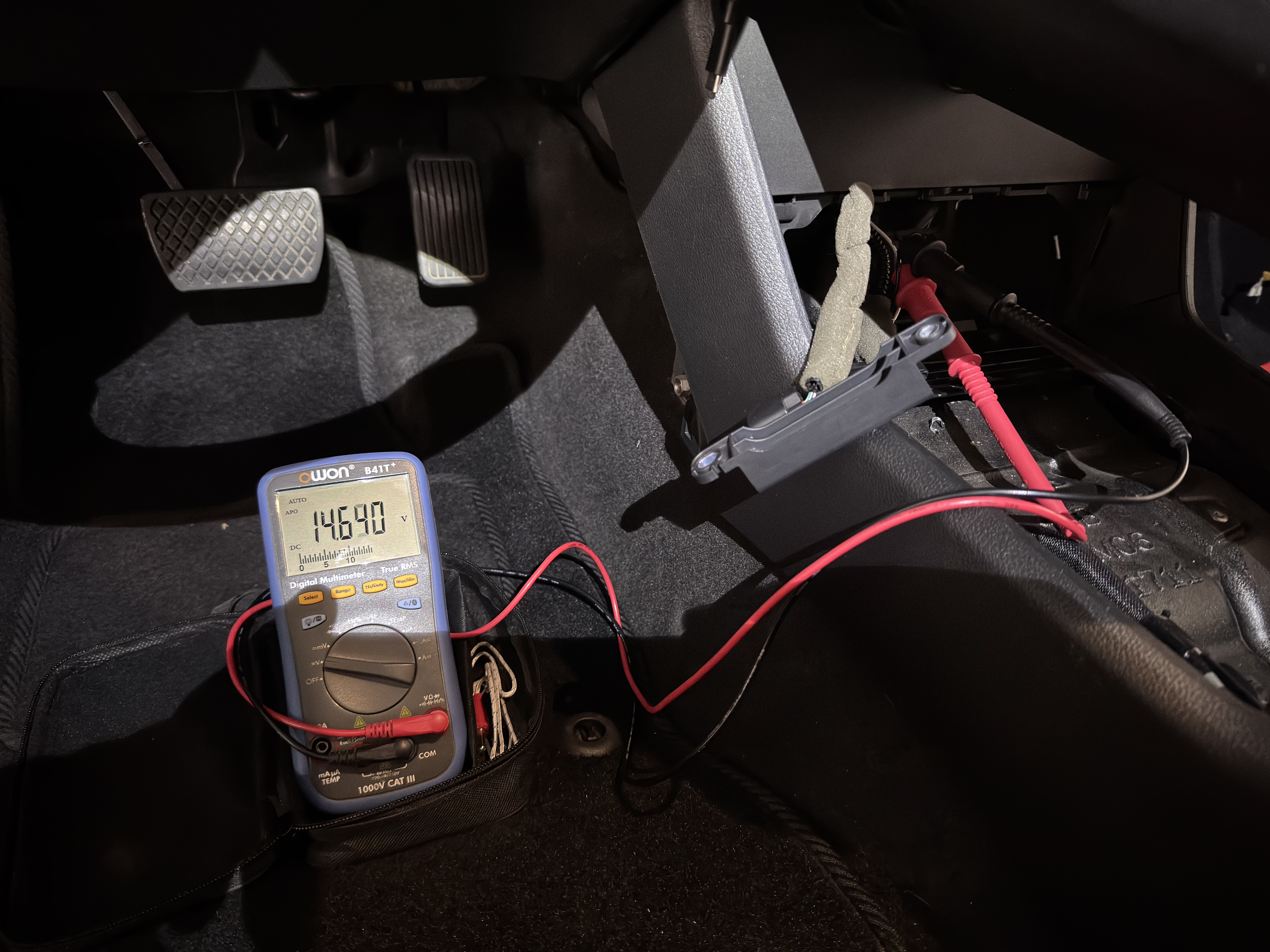 Use a multimeter to check the voltage and polarity of the original socket’s
connector.